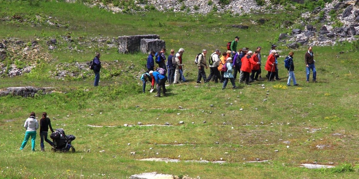 Teilnehmer auf einer Steinbruchführung