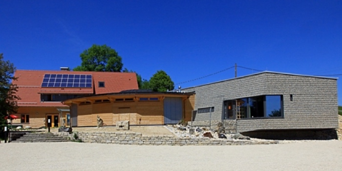 Gesamtansicht Naturschutzzentrum mit Parkplatz