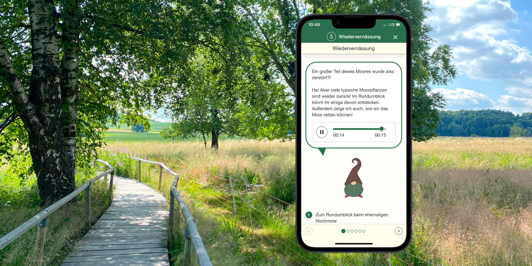 Screenshot der „NaturErleben Baden-Württemberg“-App vor einem Hintergrundbild des Schopflocher Moors.