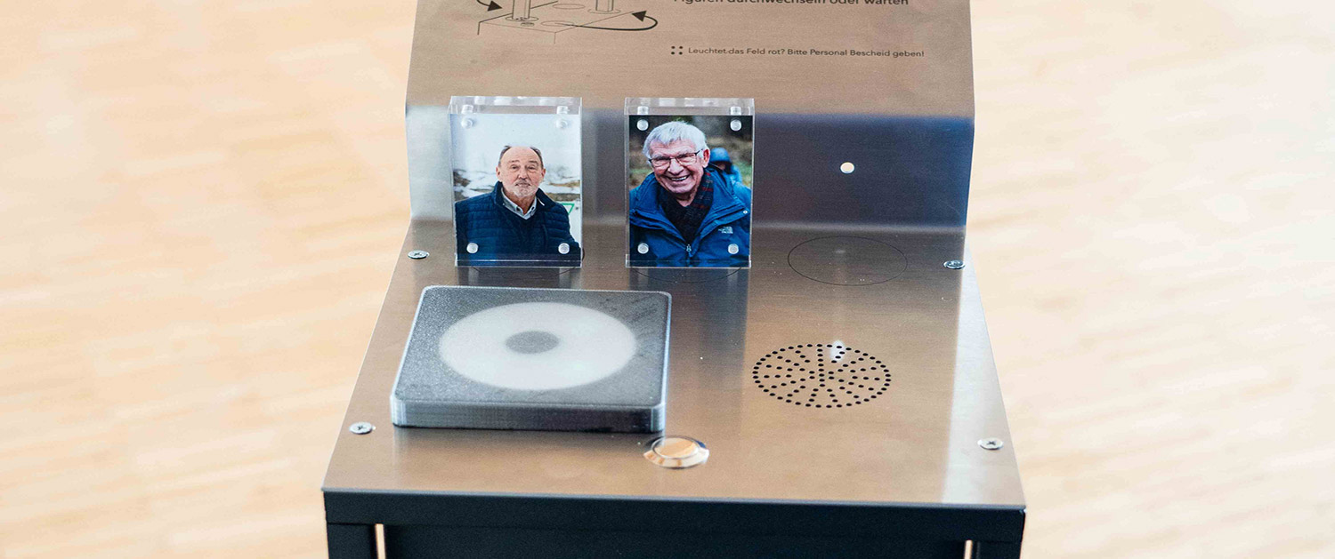 Audiostation, die zwei Elemente zum Anhören bietet mit Bildern Wolfgang Wohnhas und Reiner Enkelmann