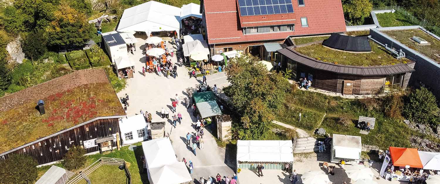 Feier am Naturschutzzentrum von oben mit vielen Ständen